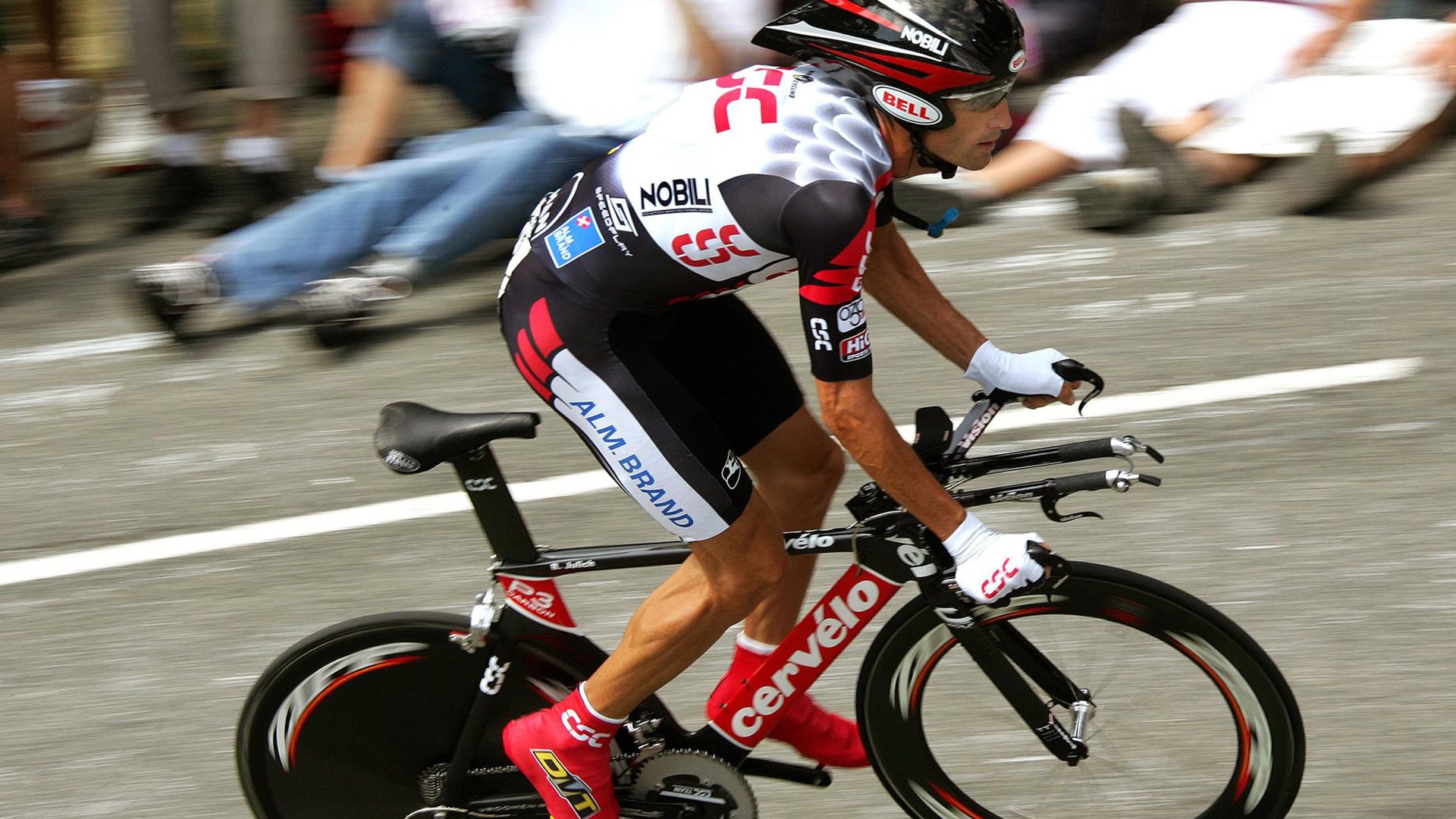 法国马术队在巴黎奥运会上勇夺团体三项赛银牌，展现强大实力。